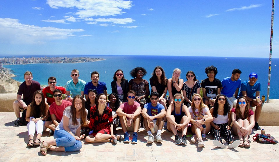 Duke in Alicante students group photo in front of the water