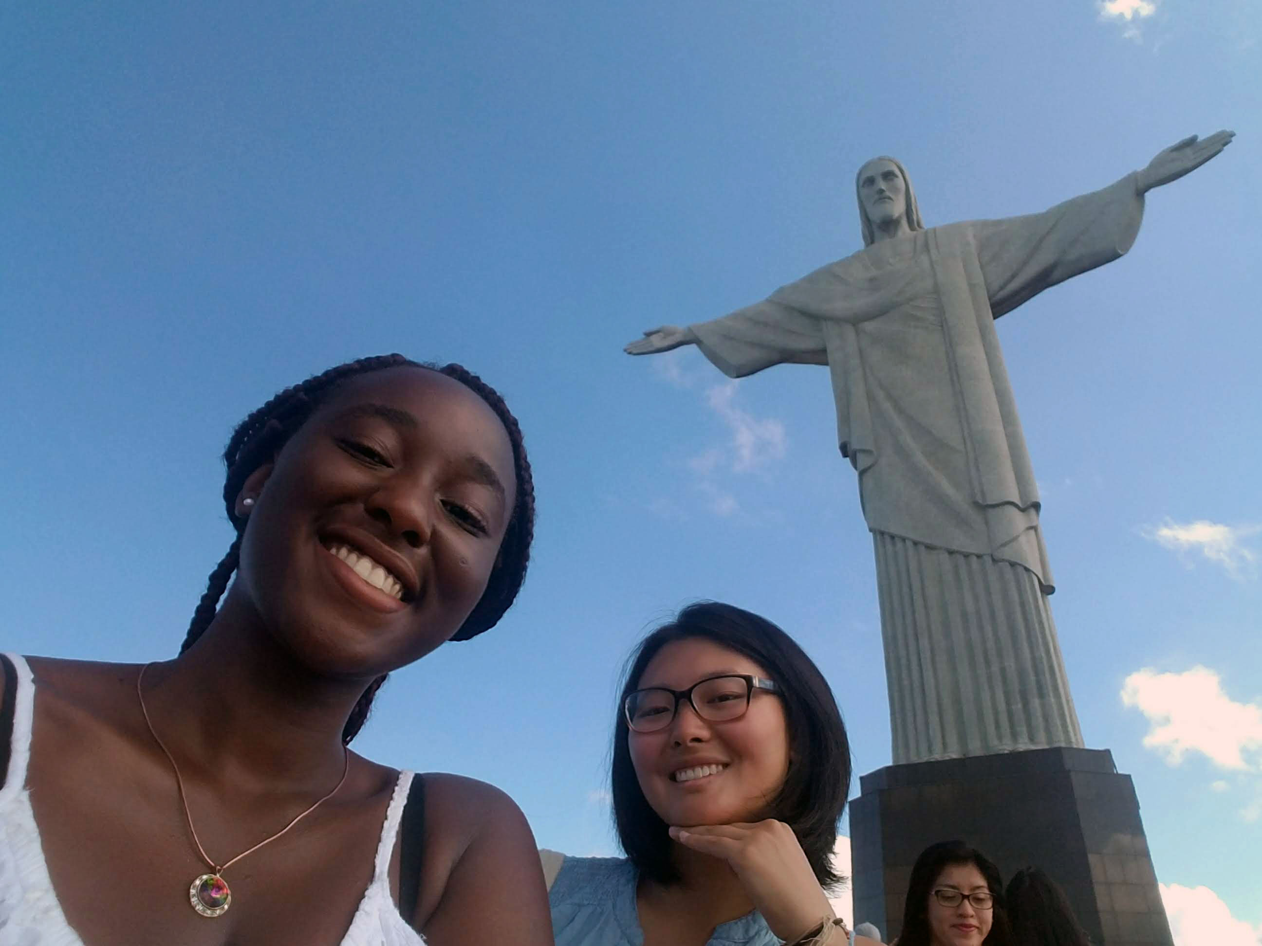 Women in front of Christ the Redeemer