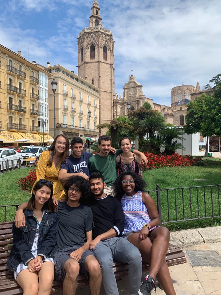 A group of students posing in front of a building in Alicante