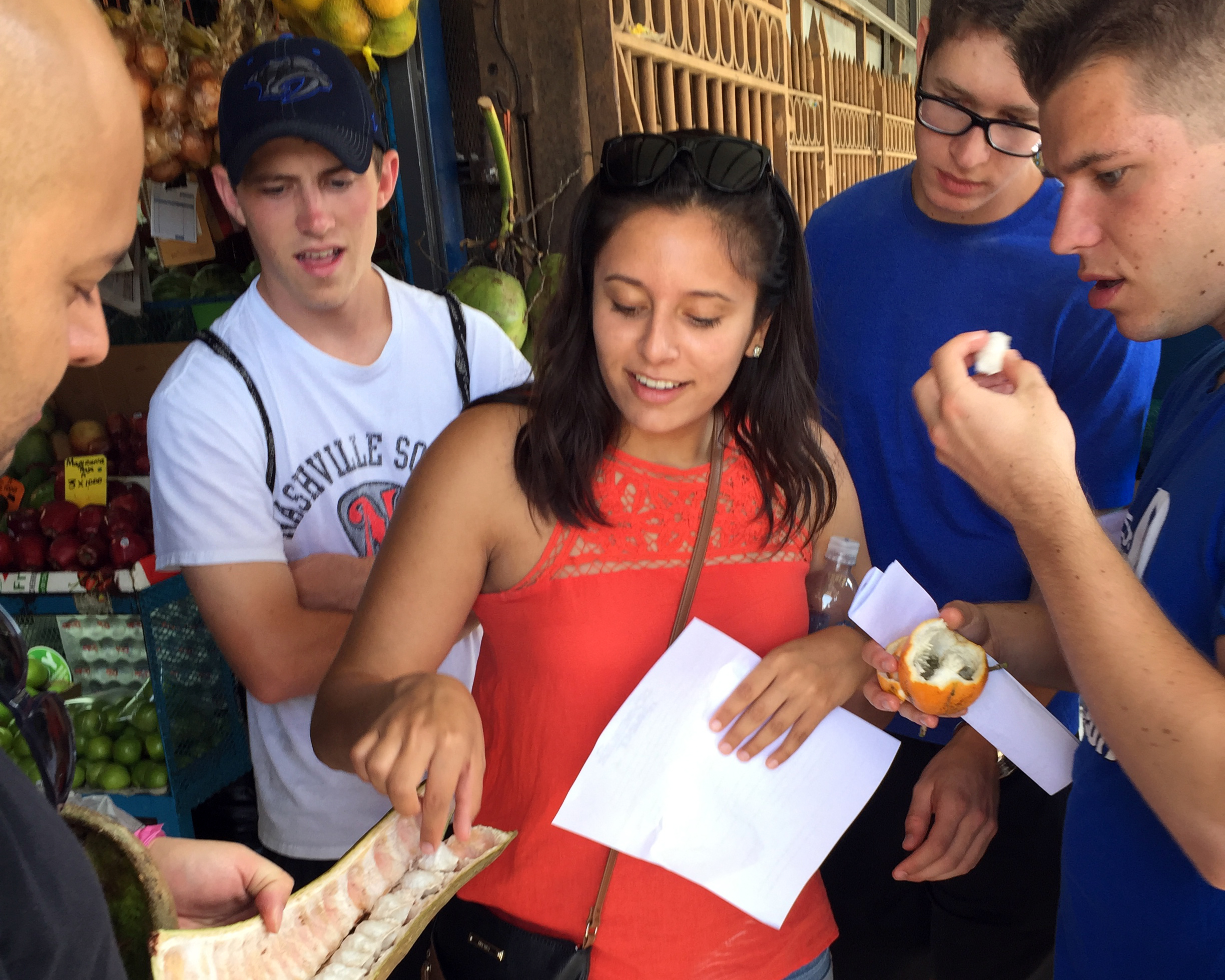 Photo of students buying local fruit at a market in Heredia, CR
