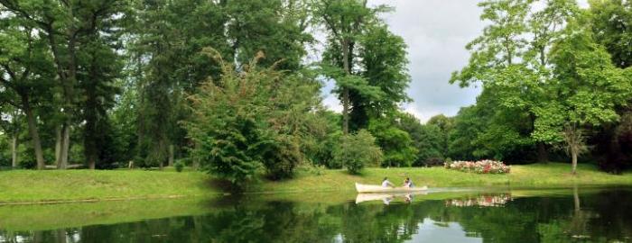 Photo of a family rowing along the Lac Inférieur in Bois de Boulogne