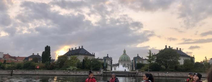 students rowing